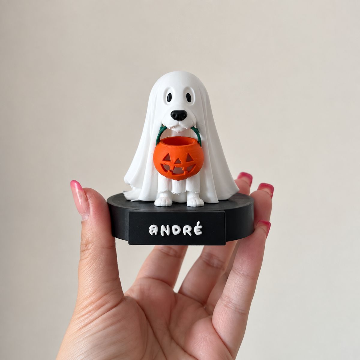 Perrito fantasma con calabaza sobre una base con nombre