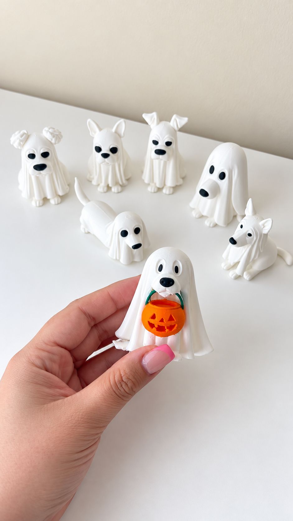 Los siete perritos fantasma sobre una mesa