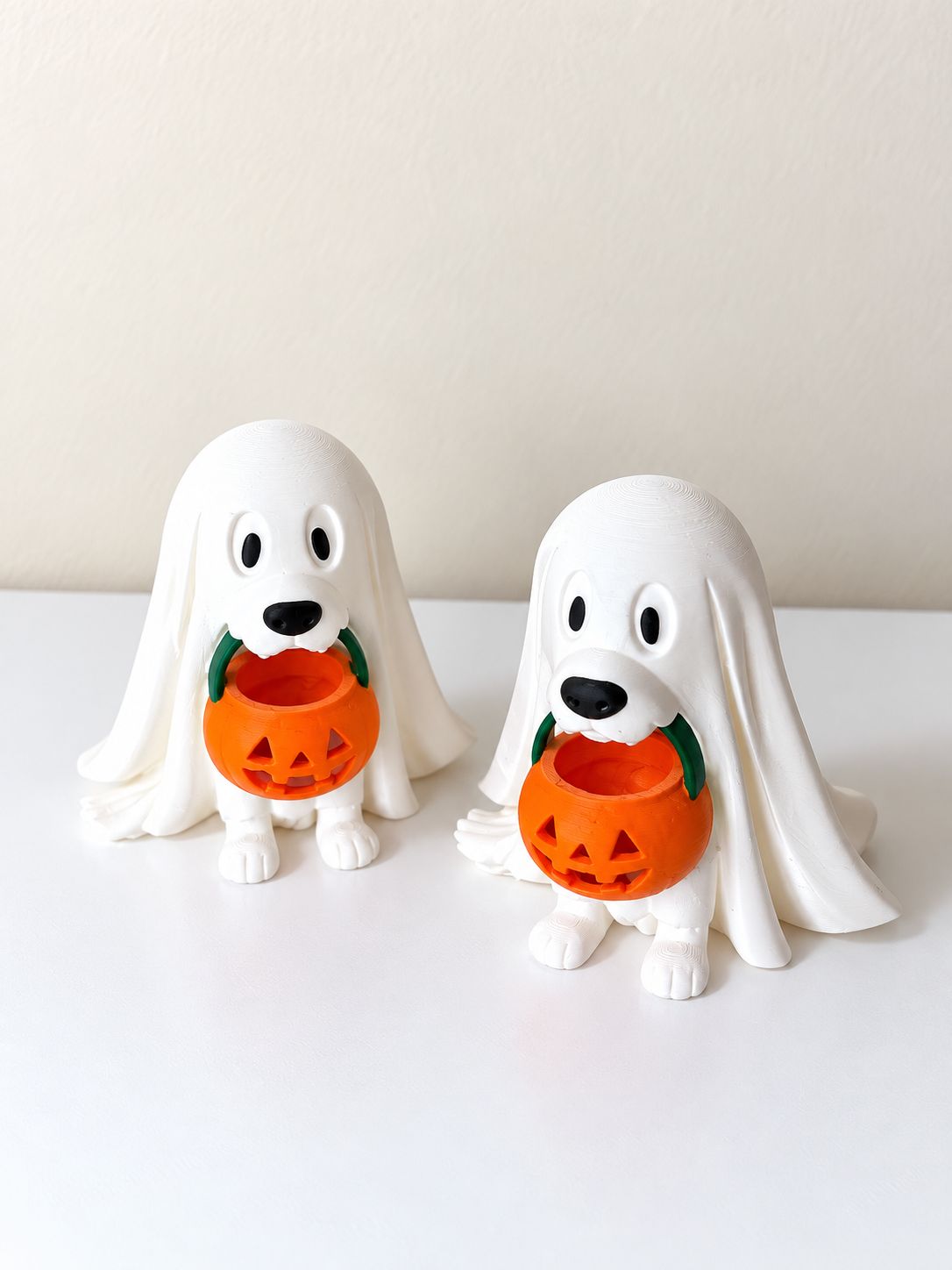 Dos perritos fantasma con calabaza